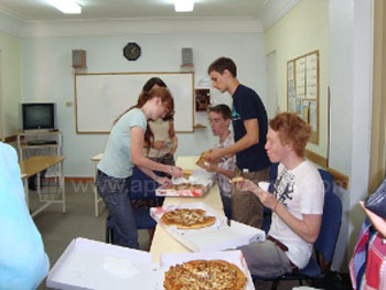 Zum Mittagessen Pizza genießen