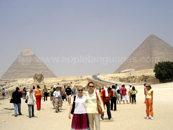 Schüler vor den Pyramiden