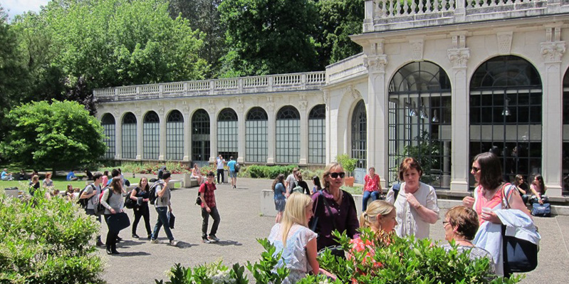 Schüler/-innen vor dem Französischunterricht