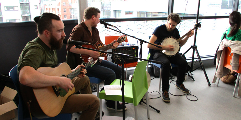 Einer lokalen Band zuhören