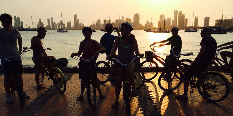 Fahrradtouren durch die Stadt bei Sonnenuntergang