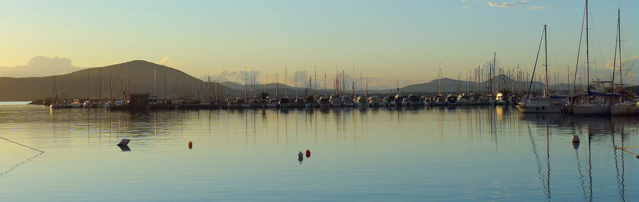 Alghero Yachthafen während die Sonne untergeht