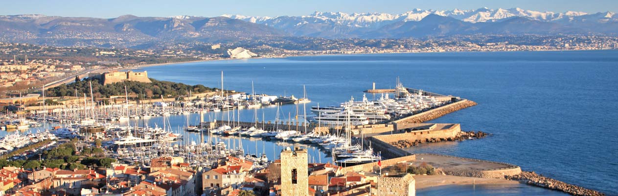 Aussicht auf den Yachthafen in Antibes mit den Alpen im Hintergrund