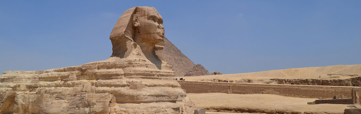 Sphinx und Pyramide in Kairo