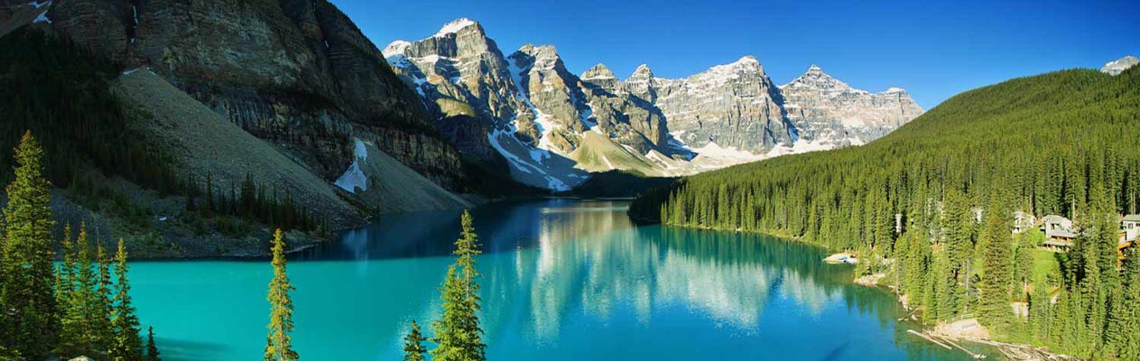 Moraine Lake, Bäume und Berge in Kanada