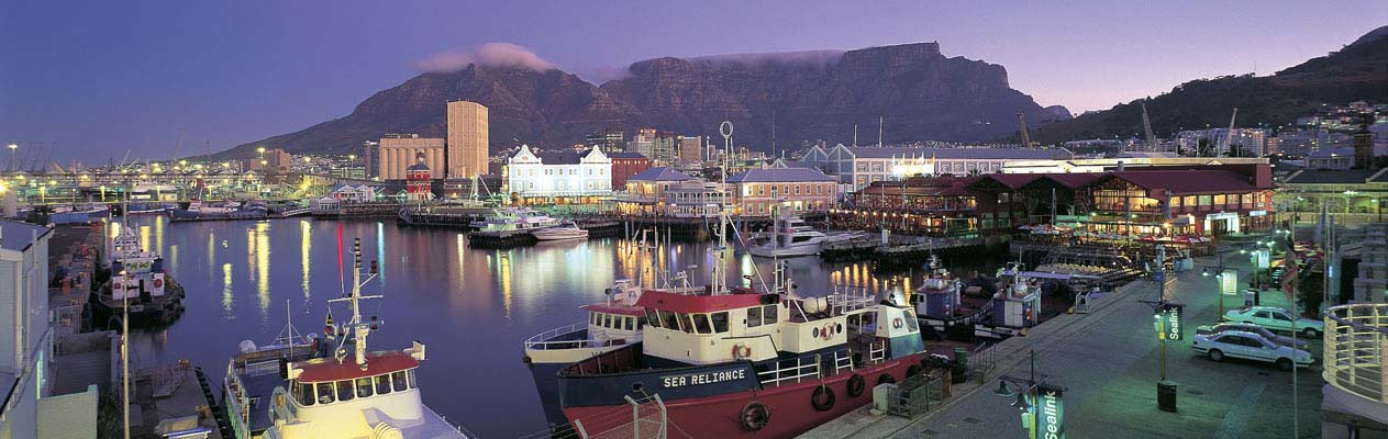 Kapstadt und der Tafelberg bei Dämmerung