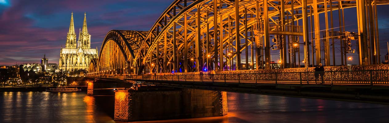 Kölner Dom und die Hohenzollernbrücke bei Nacht