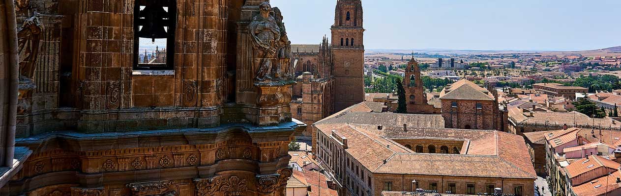 Salamancas päpstliche Universität und die spanische Landschaft