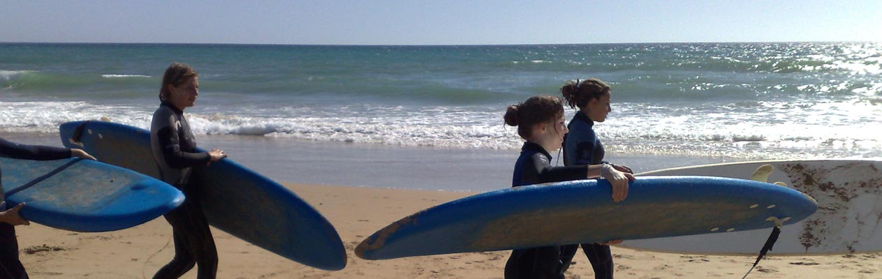 Schülerinnen surfen in Cadiz