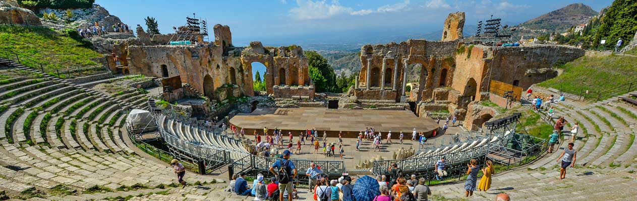 Ausblick vom antiken griechischen Theater in Taormina, Sizilien
